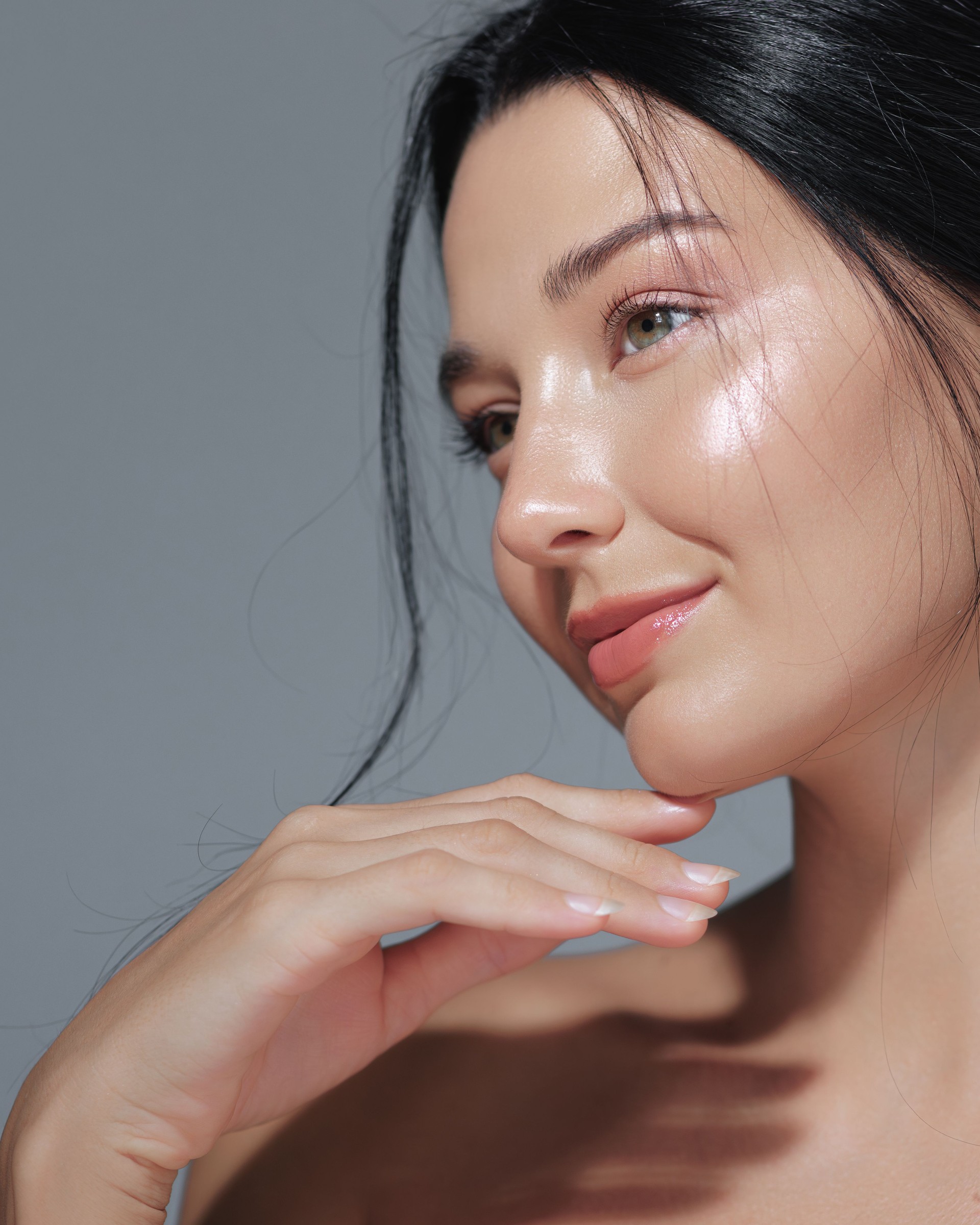 Close-up de mulher asiática com pele radiante e maquiagem natural